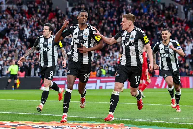 Isak ghi bàn thứ 2 cho Newcastle trước Liverpool